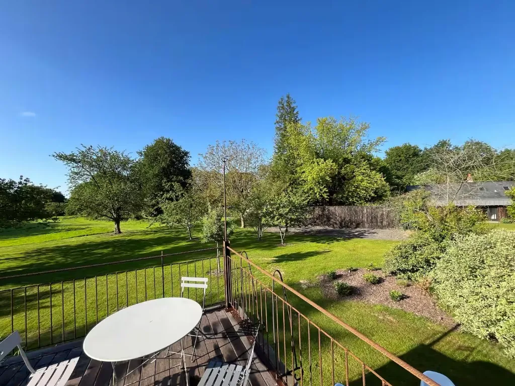 Escalier accès terrasse gîte insolite