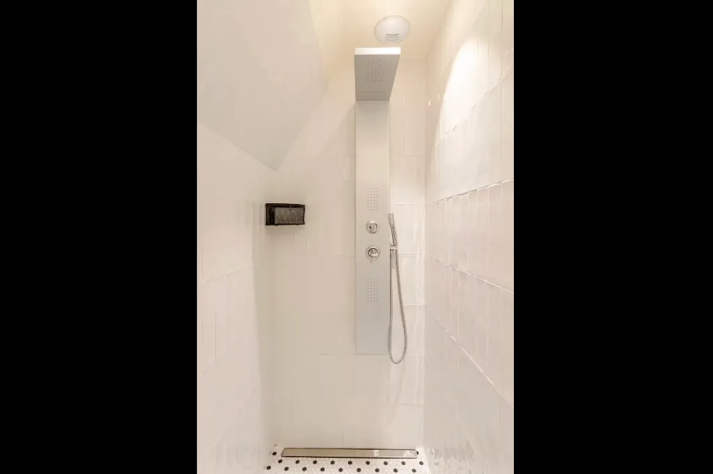 Salle de bain lumineuse douche