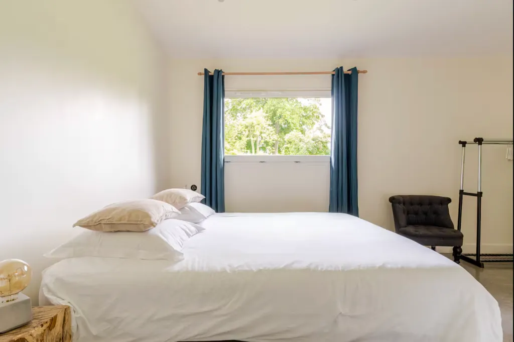 Vue sur jardin paysagé Normandie depuis chambre